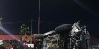 Carro desvia de motocicleta, capota várias vezes e duas pessoas morrem em Manaus