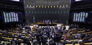 Projetos do governo Lula dividem bancada federal do Amazonas