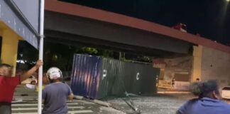 Acidente: contêiner se solta de carreta e cai de cima de viaduto em Manaus; VEJA OS VÍDEOS