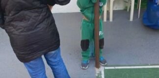 Foto mostra criança amarrada a poste dentro de escola