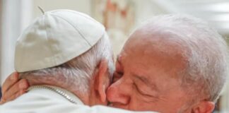 Lula troca abraços com papa Francisco durante visita ao Vaticano