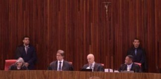 Moraes suspende julgamento de Bolsonaro no TSE; sessão será retomada na próxima terça (27)