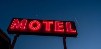 Armado, homem amordaça mulher e tenta estupro em motel