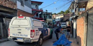 Criminosos mandam mulher correr e executam homem com tiro na cabeça, no bairro Petrópolis, em Manaus