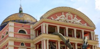 Fachada do Teatro Amazonas recebe instalação inédita com ‘Cobra Grande’