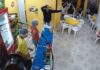 TERROR: assaltantes entram em lanchonete e apontam armas para clientes; veja o vídeo