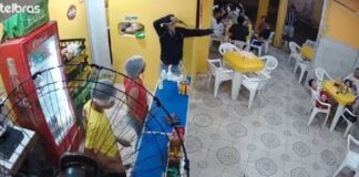 TERROR: assaltantes entram em lanchonete e apontam armas para clientes; veja o vídeo