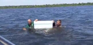 VÍDEO: dois homens à deriva segurando em caixa de isopor são resgatados no AM