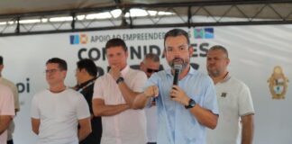 Peixoto participa da entrega de embarcações e motores para comunidades rurais de Manaus