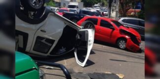 Carro capota em cruzamento durante acidente em Manaus