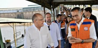 Presidente em exercício e ministros visitam o rio Negro para avaliar a crise ambiental e humanitária em Manaus