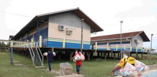 Governo do Amazonas retoma o Merenda em Casa e alunos impactados pela estiagem recebem alimentos