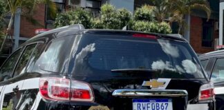 Homem bebe o próprio sangue, ameaça filha de 2 anos e é preso