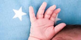 Bebê é encontrado morto depois de chorar o dia inteiro sozinho em quitinete em Manaus