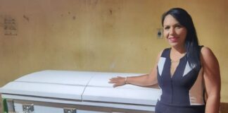 Mulher recebe um “caixão” como pagamento por serviços prestados em funerária