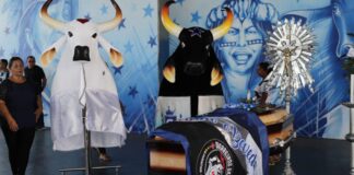 Boi Garantido adentra Curral do Caprichoso para homenagear Markinho Azevedo