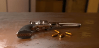 Menino de 8 anos morre após ser baleado pela própria irmã