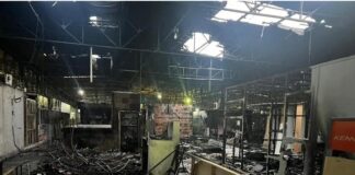 VÍDEO: incêndio destrói boxes em feira de Manaus