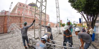 Palco do Réveillon do Largo já está sendo montado ao lado do Teatro Amazonas