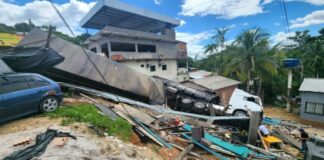 Carreta desgovernada colide em outro veículo e destrói casa no Tarumã, em Manaus