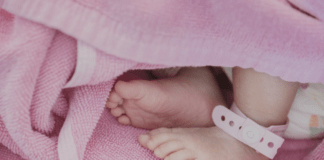 Corpo de bebê prematuro é jogado por engano no lixo