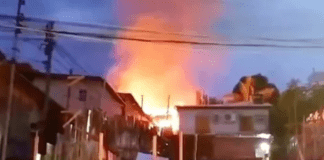 Duas casas são atingidas por incêndio na Praça 14, neste domingo, em Manaus