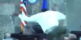 Homem “voa” sobre mesa e ataca juíza em tribunal; veja vídeo