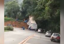 Caminhão com produto químico tomba, pega fogo e interdita serra, em Joinville