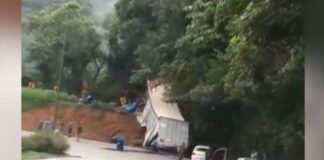 Caminhão com produto químico tomba, pega fogo e interdita serra, em Joinville