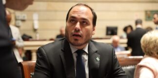 Carlos Bolsonaro deve prestar depoimento sobre post com críticas ao comando da PF