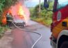 Carro fica destruído após pegar fogo na estrada de Iranduba (AM)
