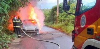 Carro fica destruído após pegar fogo na estrada de Iranduba (AM)