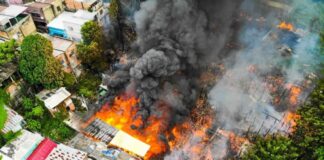Famílias vítimas de incêndio no bairro do Céu, em Manaus, recebem atendimento