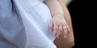 Mulher é presa após filha de dois meses morrer de fome