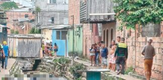 Homem é jogado em rip-rap após levar tiros e morrer no bairro Compensa, em Manaus