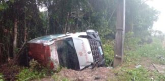 Ambulância capota com paciente durante acidente na AM-010 no Amazonas