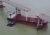 Imagens mostram desabamento de ponte na China após embarcação colidir com estrutura; VEJA VÍDEO