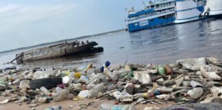 Garis encontram mala com ossos ao limpar orla de Manaus