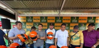 Detran Amazonas entrega 146 kits de segurança para mototaxistas no município de Tapauá