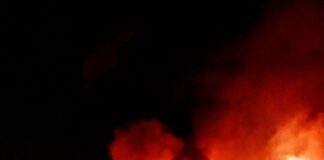 Incêndio de grande proporção atinge fábrica de colchões em Manaus