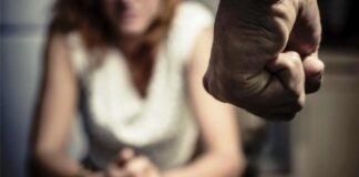 Mulher é agredida ao tentar interromper marido que beijava de ‘língua’ filha bebê