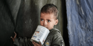 Guerra: ataque de Israel obriga crianças palestinas a comerem grama e beberem água poluída