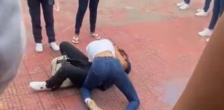 Briga de estudantes em praça pública vira “espetáculo” entre adolescentes em Manaus; ASSISTA AO VÍDEO