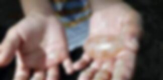 Mãe suspeita de torturar e queimar a própria filha de propósito é presa