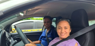 Mulher dribla dificuldades e tira CNH para proporcionar conforto ao filho deficiente e autista