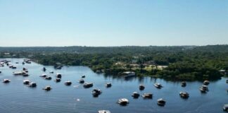 Juiz autoriza uso da polícia e ordena a retirada de flutuantes do Tarumã-Açu