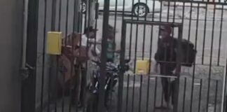 Cadê o cliente? Motoboy é assaltado e tem veículo roubado: vídeo