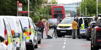 Menino de 13 anos morre após ataque com espada em Londres