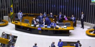 Deputados rejeitam projeto de combate a fake news