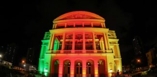 Teatro Amazonas recebe iluminação com as cores da bandeira do Rio Grande do Sul